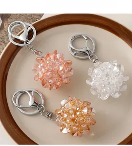 Vue détaillée de porte-clés en perles de cristal facettées rose, blanc et ambre poli