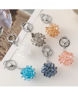 Sélection de porte-clés boule de cristal colorés en blanc, bleu et tons roses