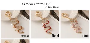 Vue détaillée des porte-clés dragon chinois en orange, rouge et rose avec cristaux brillants