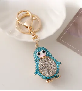 Détail de l'attache porte-clés pingouin en strass bleu ciel avec fermoir homard doré poli