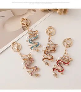 Vue détaillée de porte-clés dragon ornés de strass colorés et de perles blanches