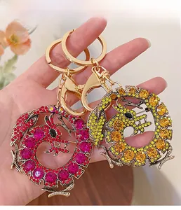 Détails macro des porte-clés dragon chinois avec strass étincelants et finition plaquée or