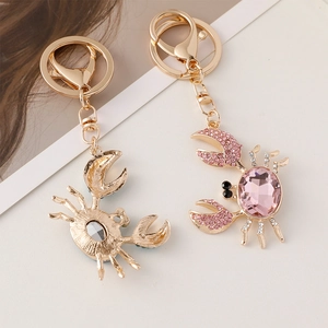 Porte-clés crabe en cristal rose avec finition alliage doré et détails en strass