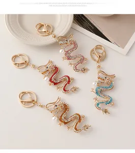 Détails de quatre porte-clés dragon colorés avec strass étincelants et placage en or chic