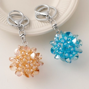 Porte-clés boule de cristal étincelant en ambre et bleu avec anneau en verre facetté