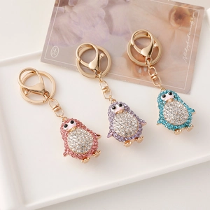 Lot de porte-clés pingouin sertis de diamants en rose, violet et bleu avec anneaux dorés
