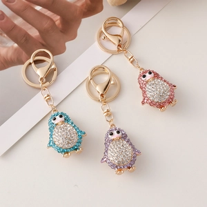 Porte-clés pingouin scintillants avec strass bleu, violet et rose sur alliage doré brillant