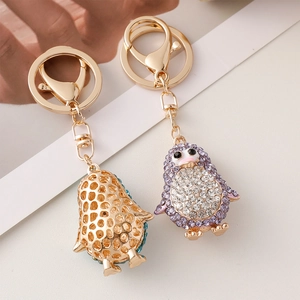 Porte-clés pingouin créatif avec strass violets et blancs et anneau en métal doré