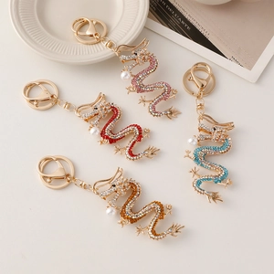 Porte-clés dragon exquis en alliage avec strass colorés et détails de perles d'imitation