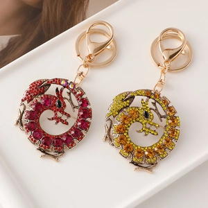 Porte-clés dragon chinois étincelants avec strass colorés sur une structure en alliage doré
