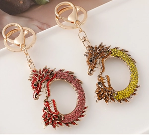 Détails de porte-clés dragon sertis de strass avec dégradés de rose et jaune
