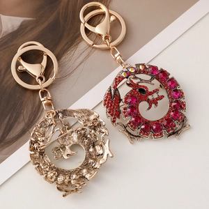 Porte-clés broche dragon doré avec strass rouges et design polyvalent pour sacs à main