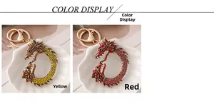Vue détaillée de deux porte-clés dragon chinois avec strass colorés en jaune et rouge