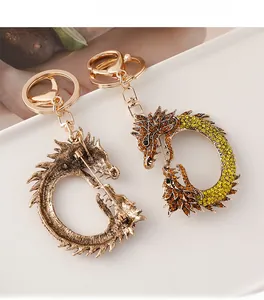 Vue macro détaillée de l'avant et de l'arrière du porte-clés dragon doré avec strass