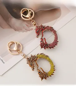 Détail de porte-clés dragon chinois ornés de strass colorés et mousquetons dorés