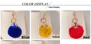 Vue détaillée des porte-clés danse du lion chinois en bleu, jaune et rouge avec pompons doux
