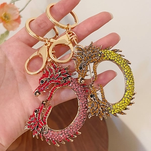 Porte-clés dragon chinois exquis avec strass colorés et finition dorée élégante