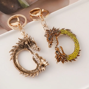 Porte-clés dragon de style chinois avec strass brillants et finition en métal doré vintage