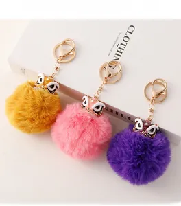 Détail de trois pompons de danse du lion chinois avec des porte-clés en métal doré