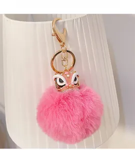 Détail d'un porte-clés danse du lion en fourrure rose avec fermoir doré sur une lampe