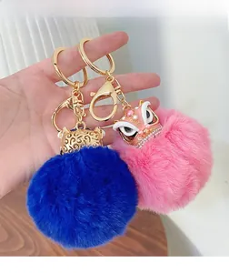 Détail de porte-clés lion de danse en peluche avec strass et quincaillerie dorée