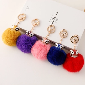 Porte-clés danse du lion chinois coloré avec détails en émail et pompon en fausse fourrure