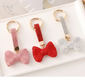 Makro-Detail von Strass-Bogen-Schlüsselanhängern in Rosa, Rot und Silber mit Gold-Finish