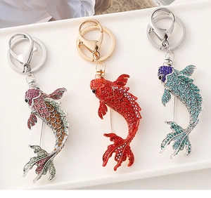 Détails de porte-clés carpe koi en cristaux avec écailles serties et fermoirs métalliques