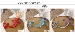 Détails de porte-clés carpe koi ornés de strass en couleurs rouge, bleu et rose vif