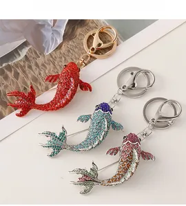 Détails de broches et porte-clés en forme de carpe avec cristaux aux couleurs vives