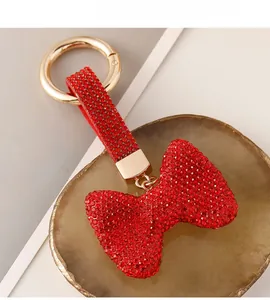 Detail eines roten Strass-Schleifen-Schlüsselanhängers mit goldenen Elementen