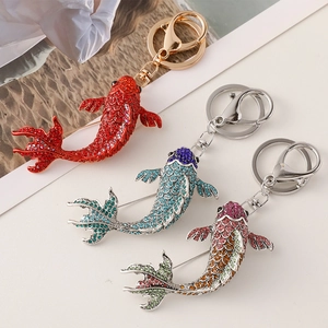 Porte-clés et broche carpe en cristal étincelant en rouge, bleu et multicolore