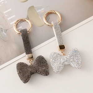 Glitzernde Strass-Schleifen-Schlüsselanhänger in Schwarz und Silber mit Goldring