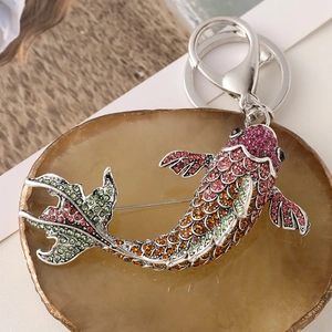 Porte-clés et broche carpe élégants avec strass roses et orange sur métal argenté