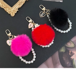 Détail de porte-clés en peluche colorés avec perles et breloques de cœur d'ours