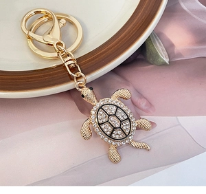 Detail eines goldenen Schildkröten-Schlüsselanhängers mit glitzernden Strasssteinen