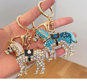 Détail du porte-clés cheval avec strass colorés et finition en alliage doré