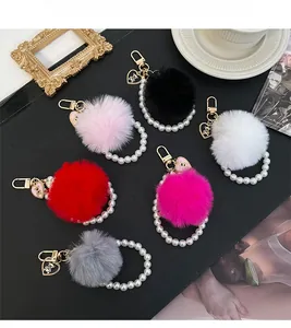 Détail de porte-clés ours en peluche avec anneau de perles et breloque coeur en six couleurs