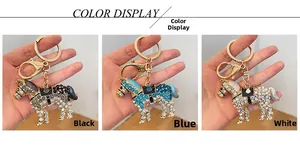 Détails des porte-clés cheval en cristal en noir, bleu et blanc avec base dorée élégante