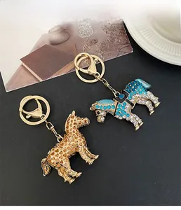 Détail de porte-clés cheval de luxe avec motifs de cœurs évidés et strass bleus brillants