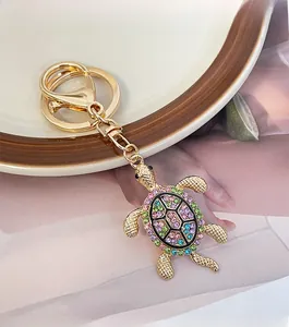 Detailaufnahme des Schildkröten-Schlüsselanhängers mit bunten Strasssteinen und Goldfinish