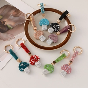 Set mit 8 farbenfrohen, mit Strass besetzten Pilz-Schlüsselanhängern und Goldringen