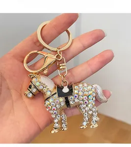 Détail d'un porte-clés cheval orné de cristaux avec des strass étincelants de type AB