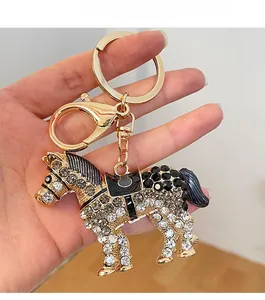 Détail d'un porte-clés cheval doré avec strass scintillants et fermoir mousqueton