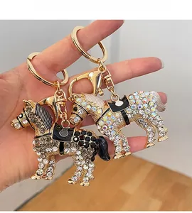 Détail d'un porte-clés cheval en alliage avec strass brillants et fermoir homard