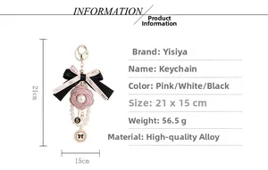 Détail du porte-clés camélia rose avec perles et dimensions sur fond blanc