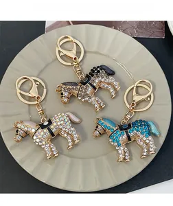 Détail de trois porte-clés cheval de luxe ornés de strass en plusieurs coloris