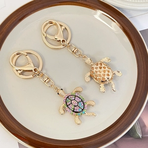 Kreativer Schildkröten-Schlüsselanhänger mit bunten Strasssteinen und goldener Legierung