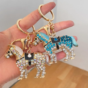 Porte-clés cheval en cristal bleu et blanc avec finitions en strass étincelants