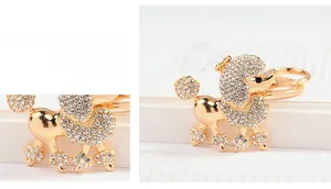 Détail d'un porte-clés caniche en strass blancs étincelants avec alliage doré brillant